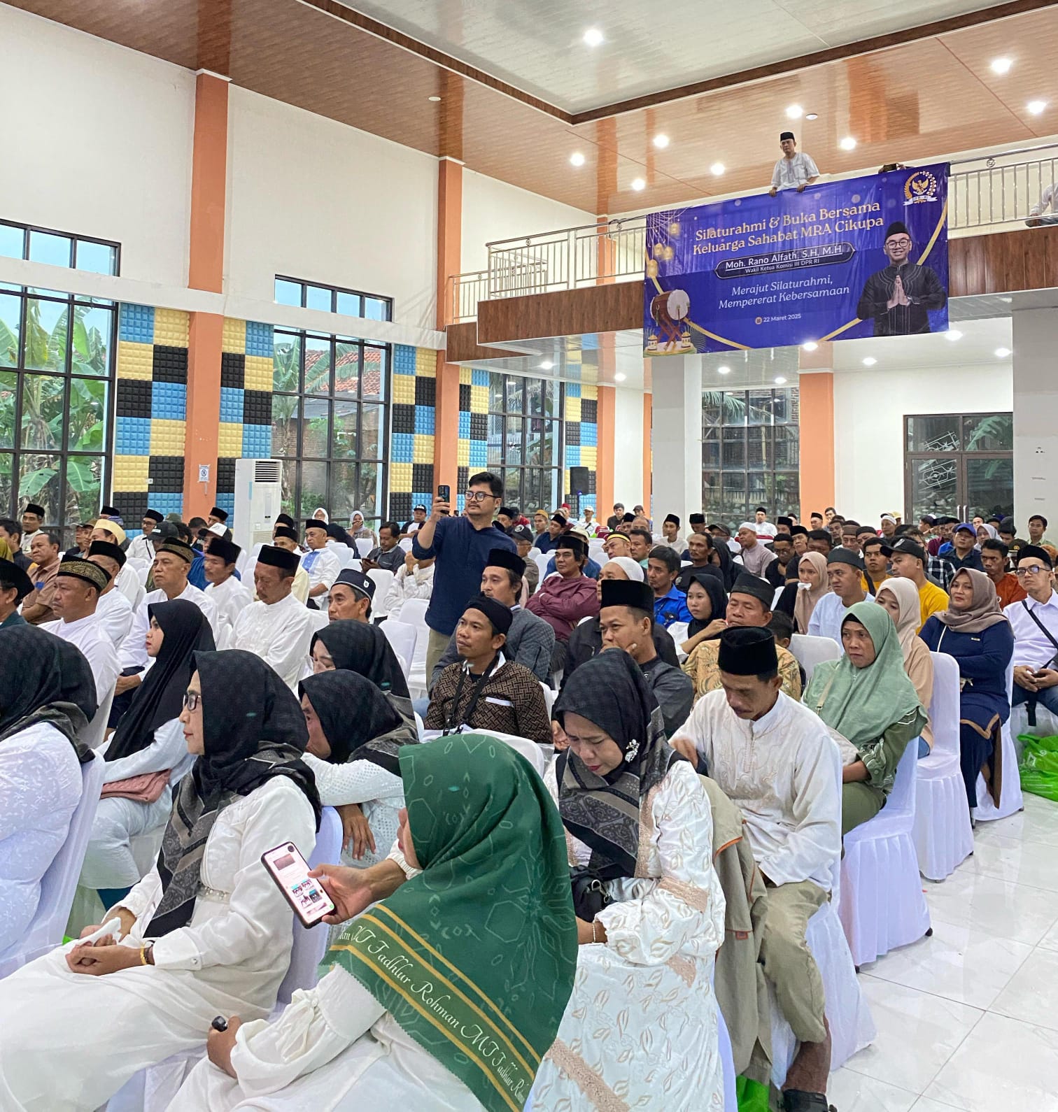 Kegiatan sosial Rano Alfath membagikan paket sembako dan takjil ke masyarakat.