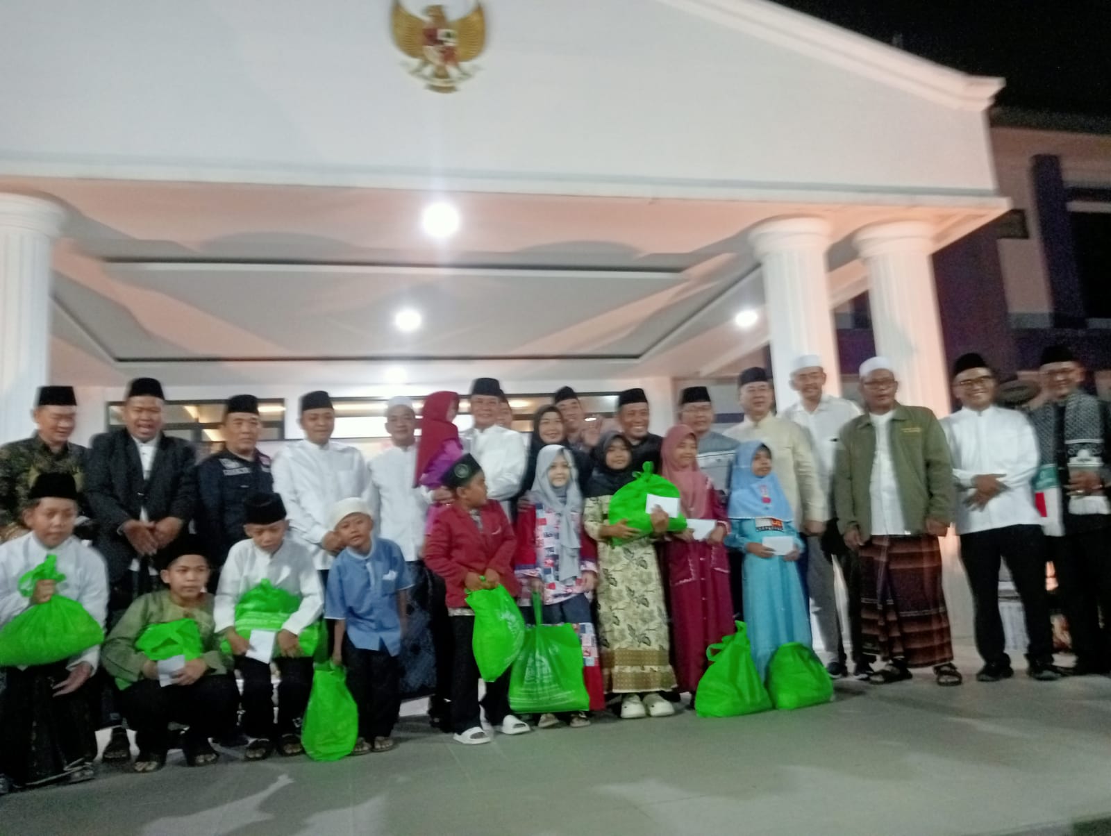 Kegiatan sosial Rano Alfath membagikan paket sembako dan takjil ke masyarakat.