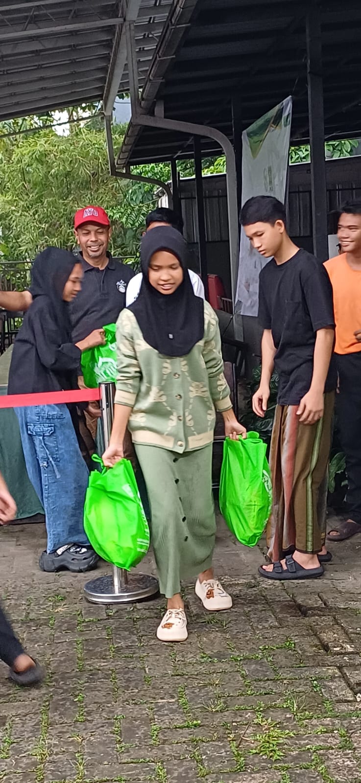 Warga bahagia mendapatkan paket sembako dari Rano Alfath.