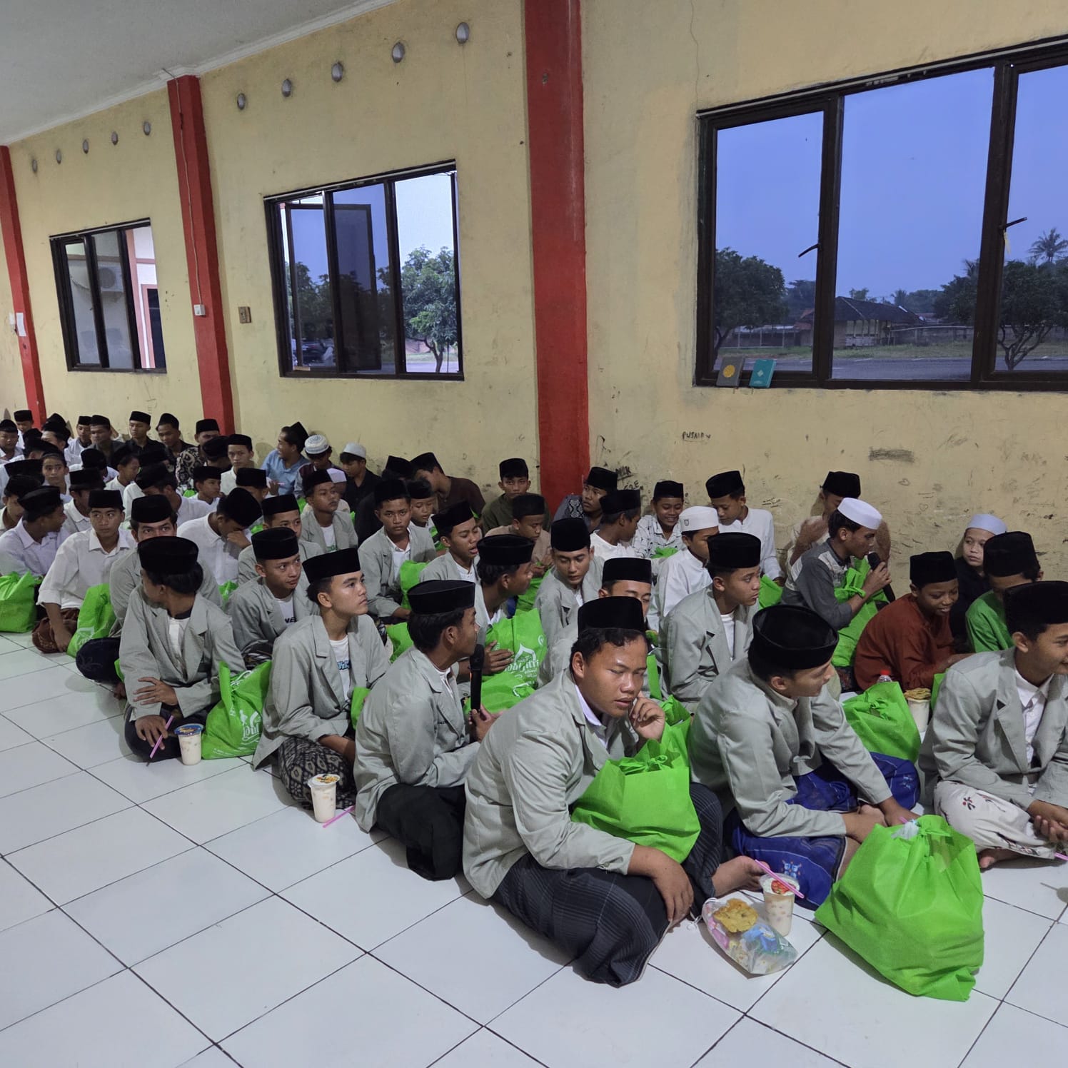 Para santri bahagia mendapatkan paket sembako dari Rano Alfath.