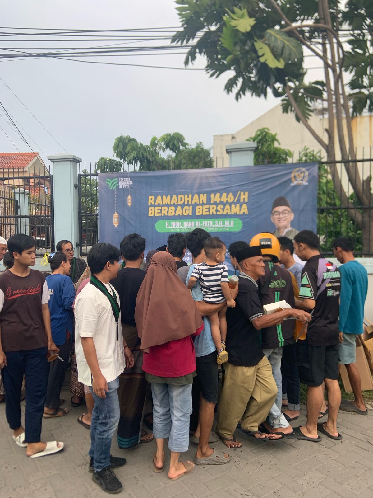 Pembagian takjil.