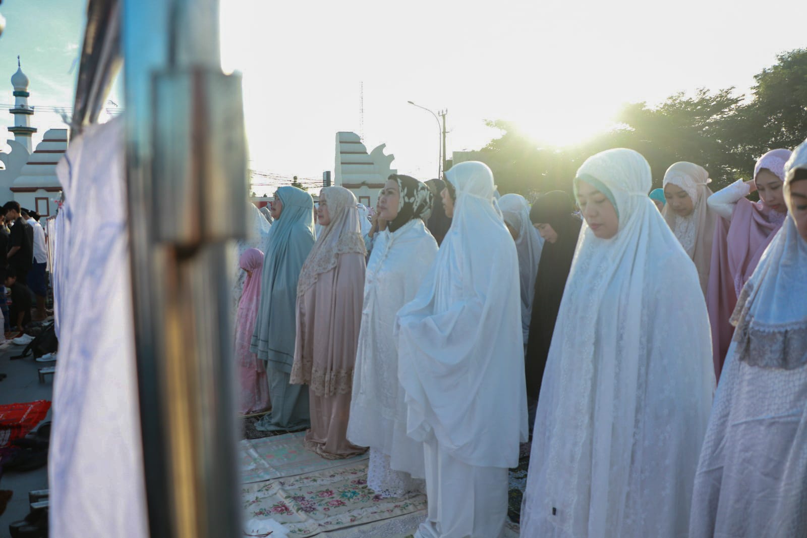 Bupati Tatu bersama saat sholat Idul Fitri.