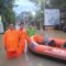BPBD Tangsel saat evakuasi warga yang terdampak banjir.