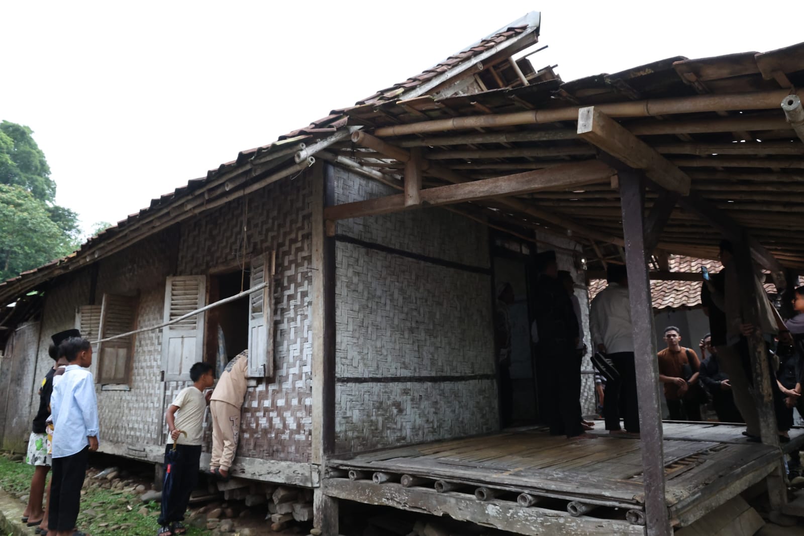 Kondisi Rumah nenek Jumi.