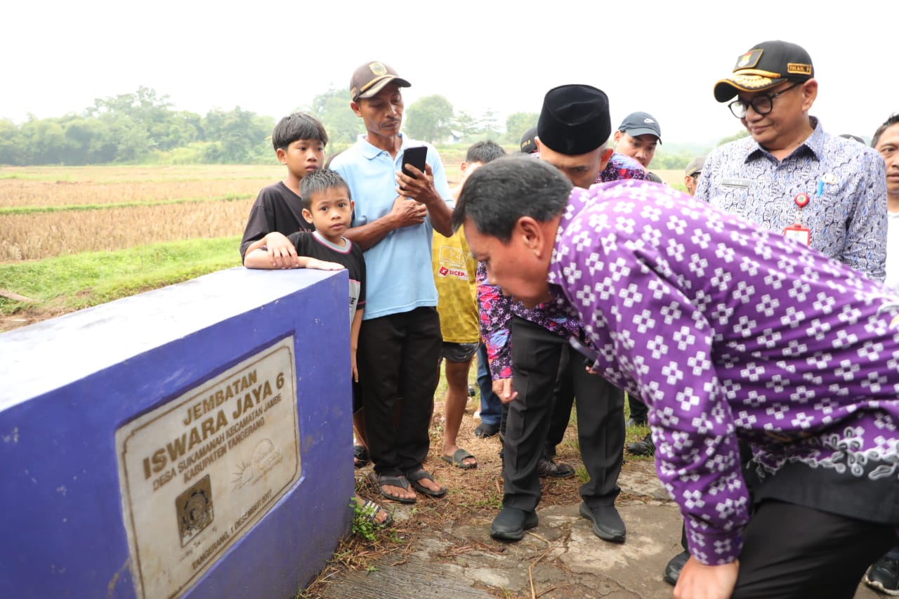 Bupati Maesyal bersama Kepala Dinas Bina Marga dan Sumber Daya Air Kabupaten Tangerang, Iwan Firmansyah Efendi saat meresmikan jembatan Parung Lawang.