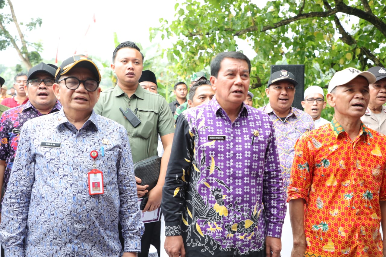 Bupati Maesyal bersama Kepala Dinas Bina Marga dan Sumber Daya Air Kabupaten Tangerang, Iwan Firmansyah Efendi saat meresmikan jembatan Parung Lawang.