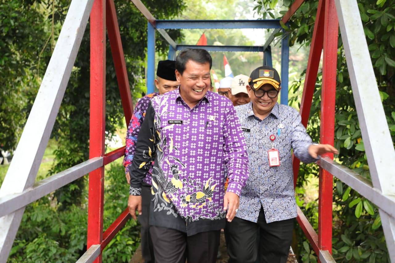 Bupati Maesyal bersama Kepala Dinas Bina Marga dan Sumber Daya Air Kabupaten Tangerang, Iwan Firmansyah Efendi saat meresmikan jembatan Parung Lawang.