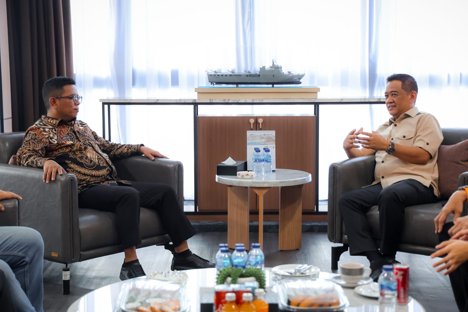 Gubernur Andra Soni bersama Direktur Utama PT Krakatau Steel, Akbar Djohan.