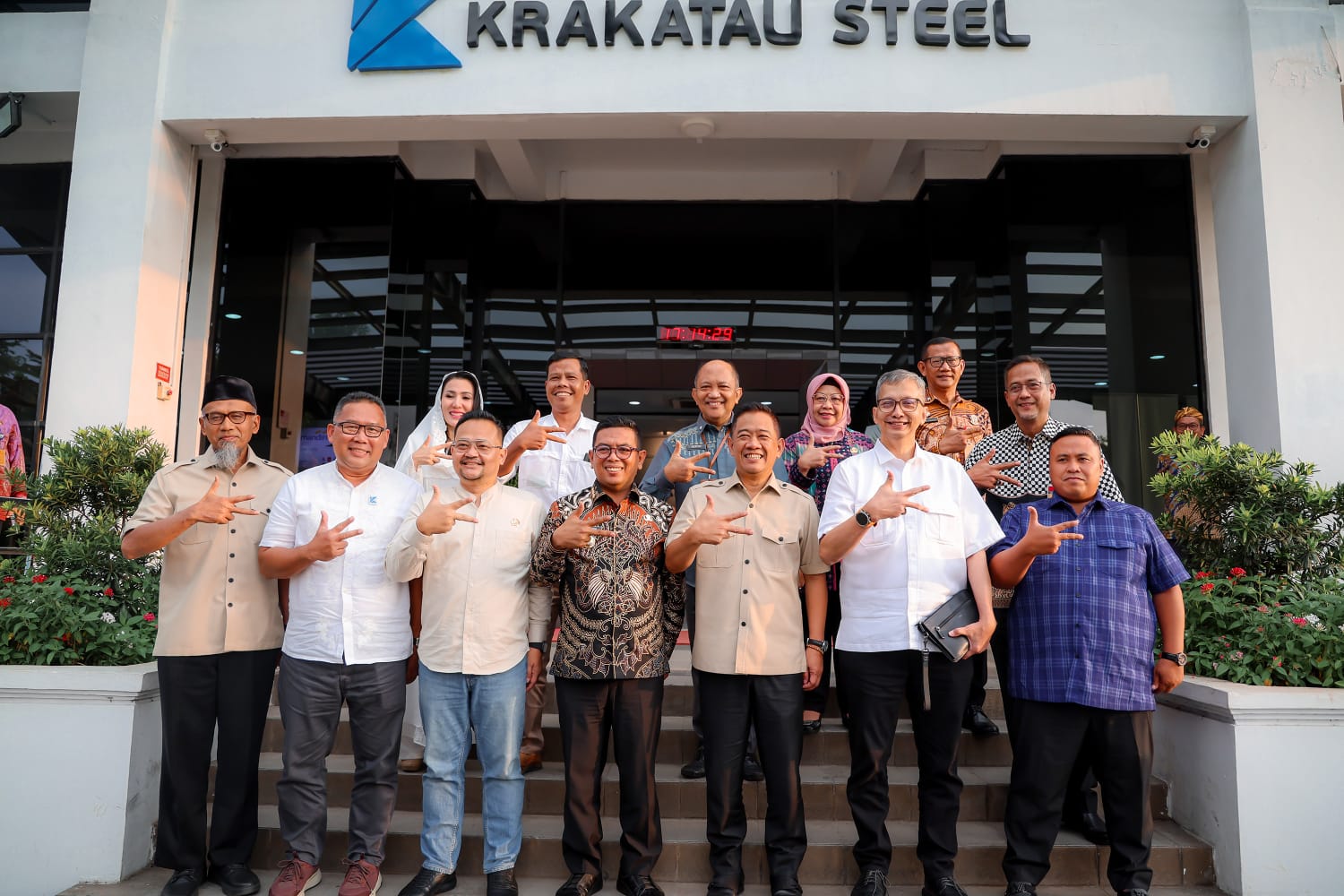 Gubernur Andra Soni bersama Direktur Utama PT Krakatau Steel, Akbar Djohan.