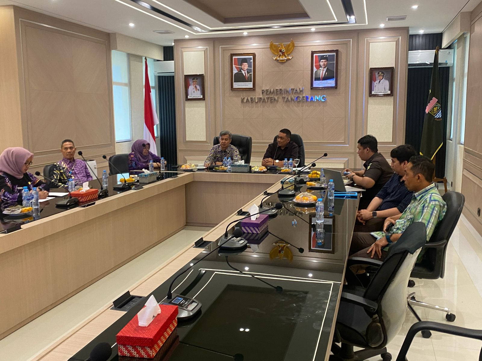 Kasi Intel Doni Saputra bersama timnya saat mensosialisasikan Aplikasi pemantauan penggunaan dana desa.