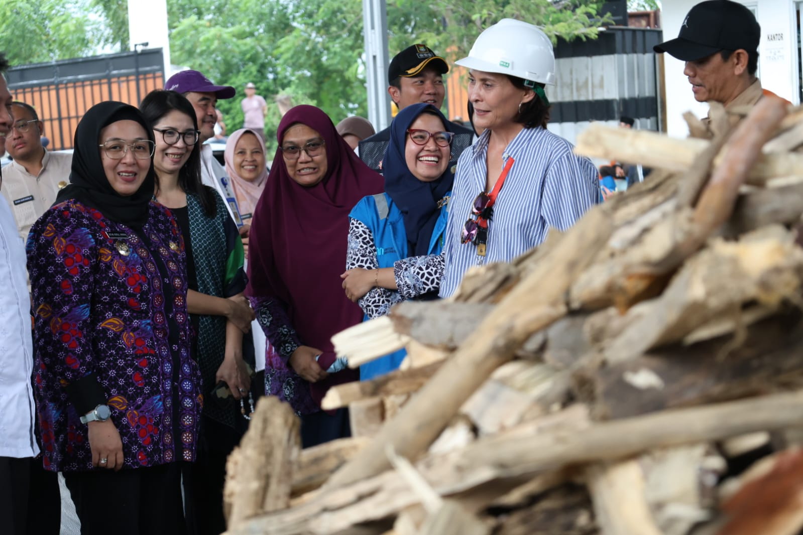 Wabup Intan saat meninjau pengelolaan sampah.