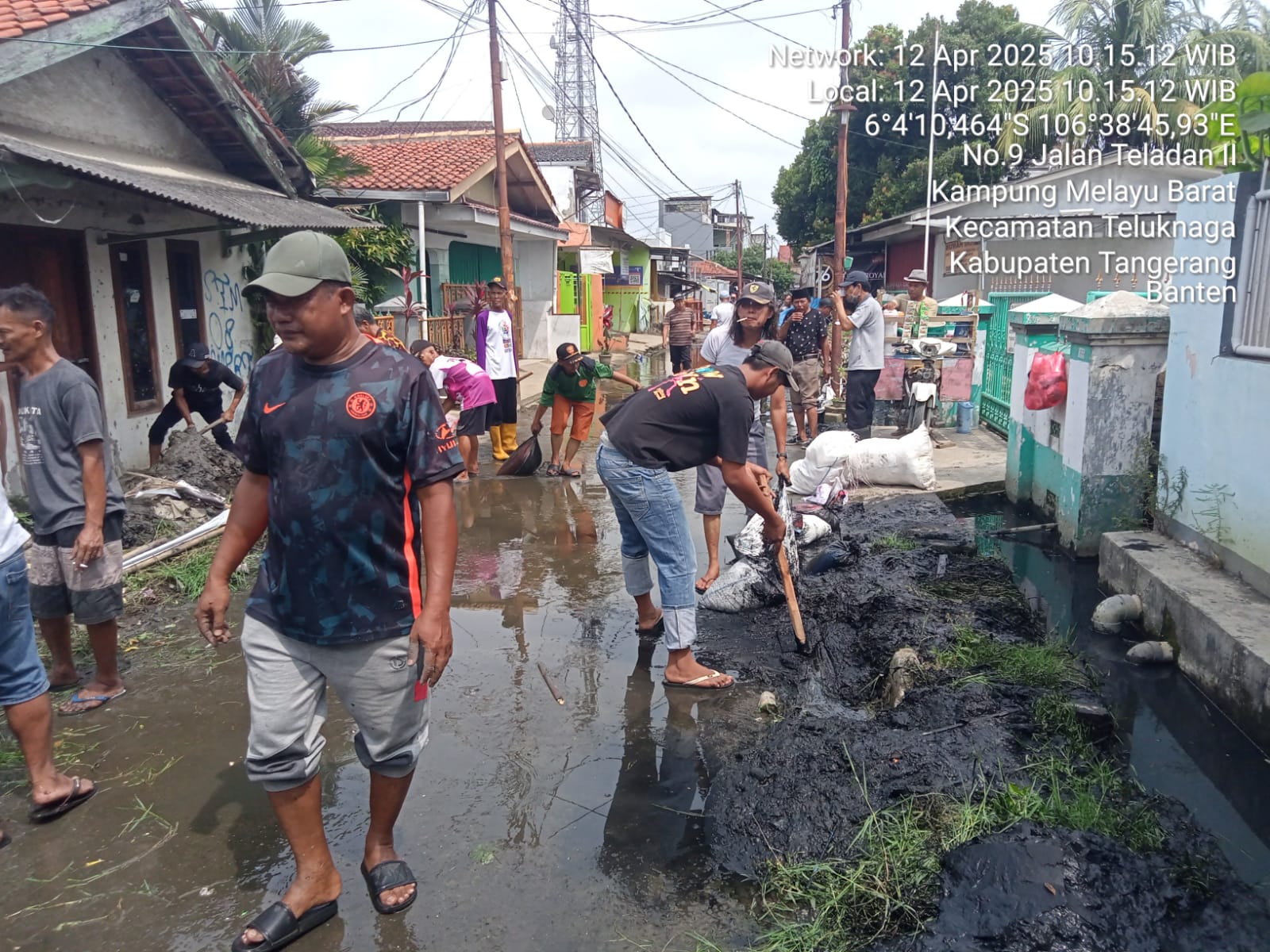Tampak Warga Desa Kampung Melayu Barat gotong royong bersihkan lingkungan.