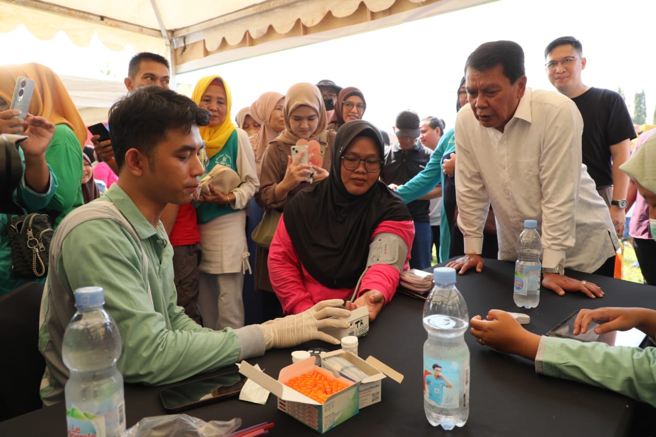 Bupati Maesyal saat melihat pelayanan cek kesehatan.