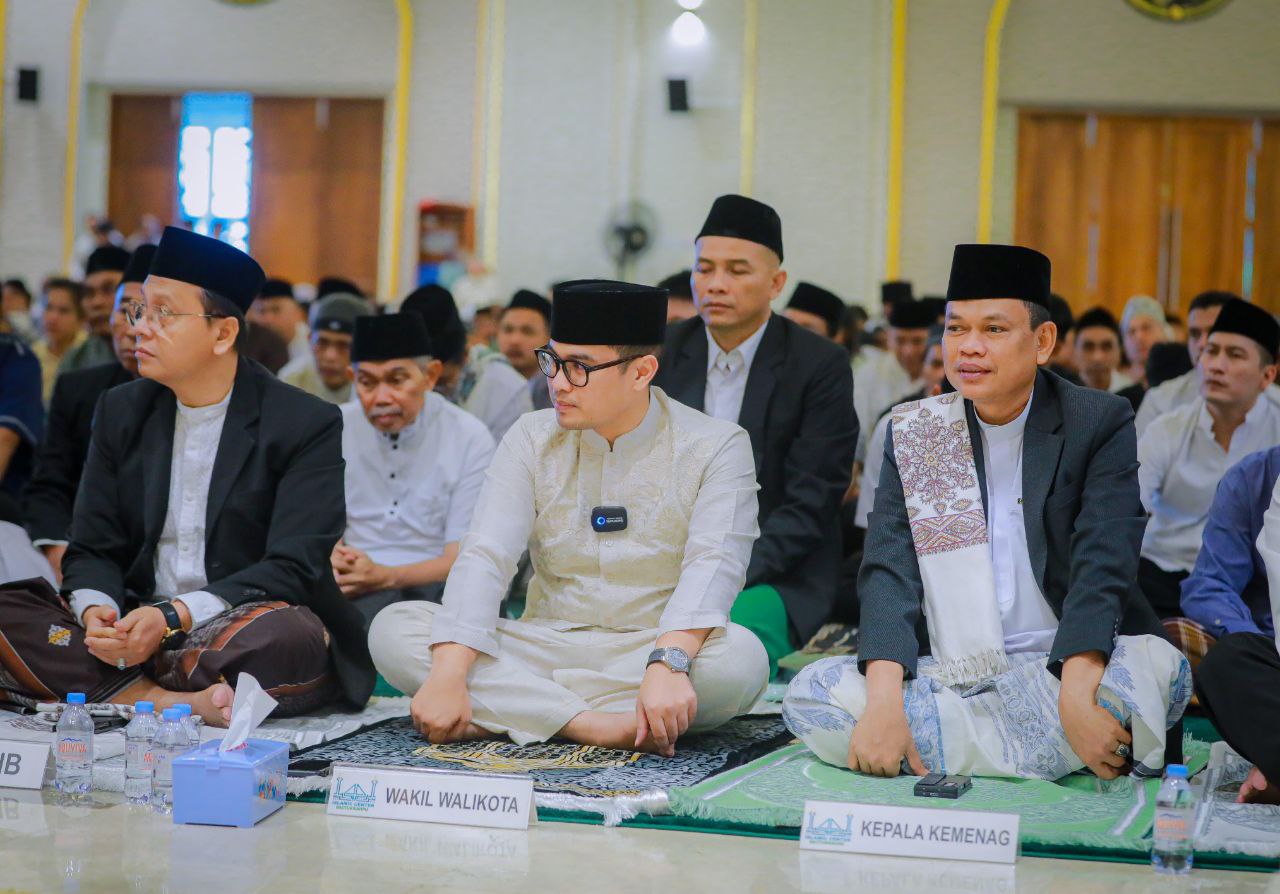 Pilar Saga Ichsan saat mengikuti sholat Ied.