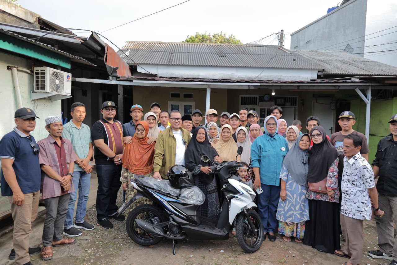 Pilar saat memberikan motor baru ke ibu narnih petugas kebersihan.