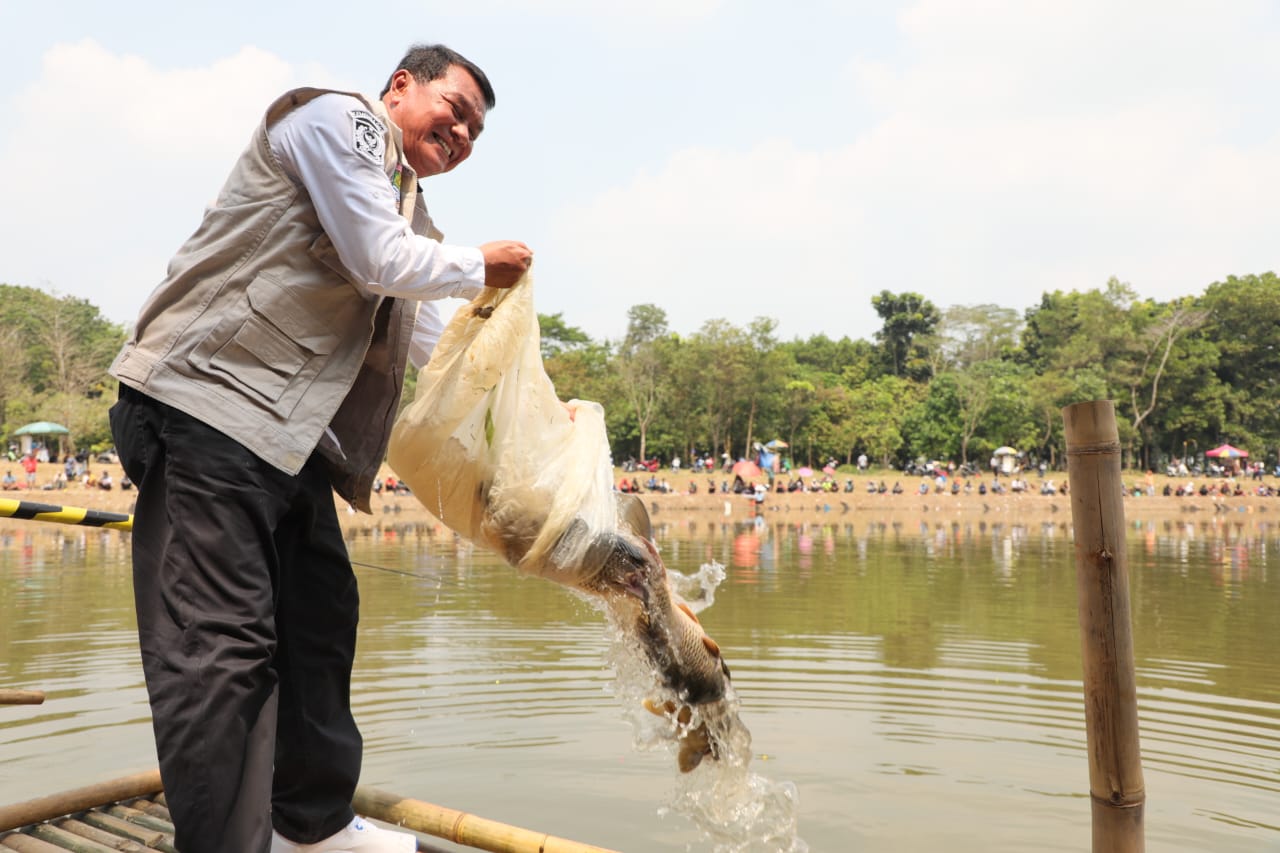 Bupati Maesyal saat melepas bibit ikan.