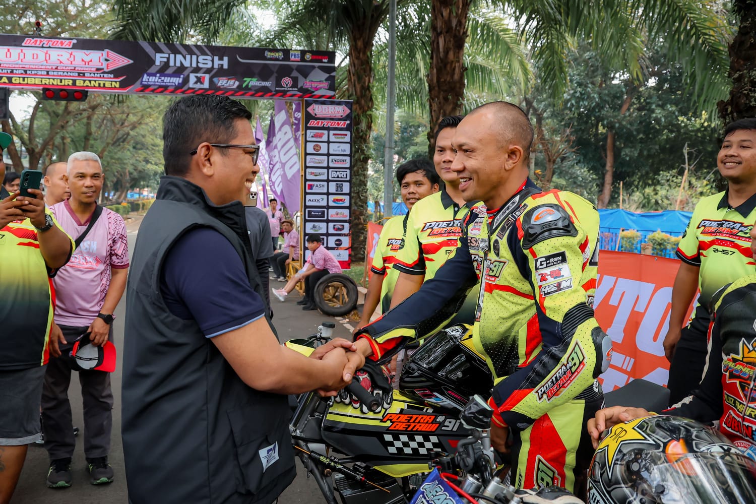 Gubernur Andra Soni bersama salah satu peserta balapan.