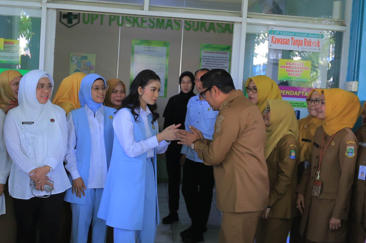 Maryono Hasan saat mennyambut kedatangan Ibu Wapres di Puskesmas Sukasari.