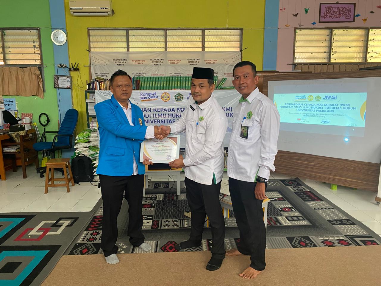 Mahasiswa Unpam bersama kepala sekolah MAN 1 Kota Tangerang.