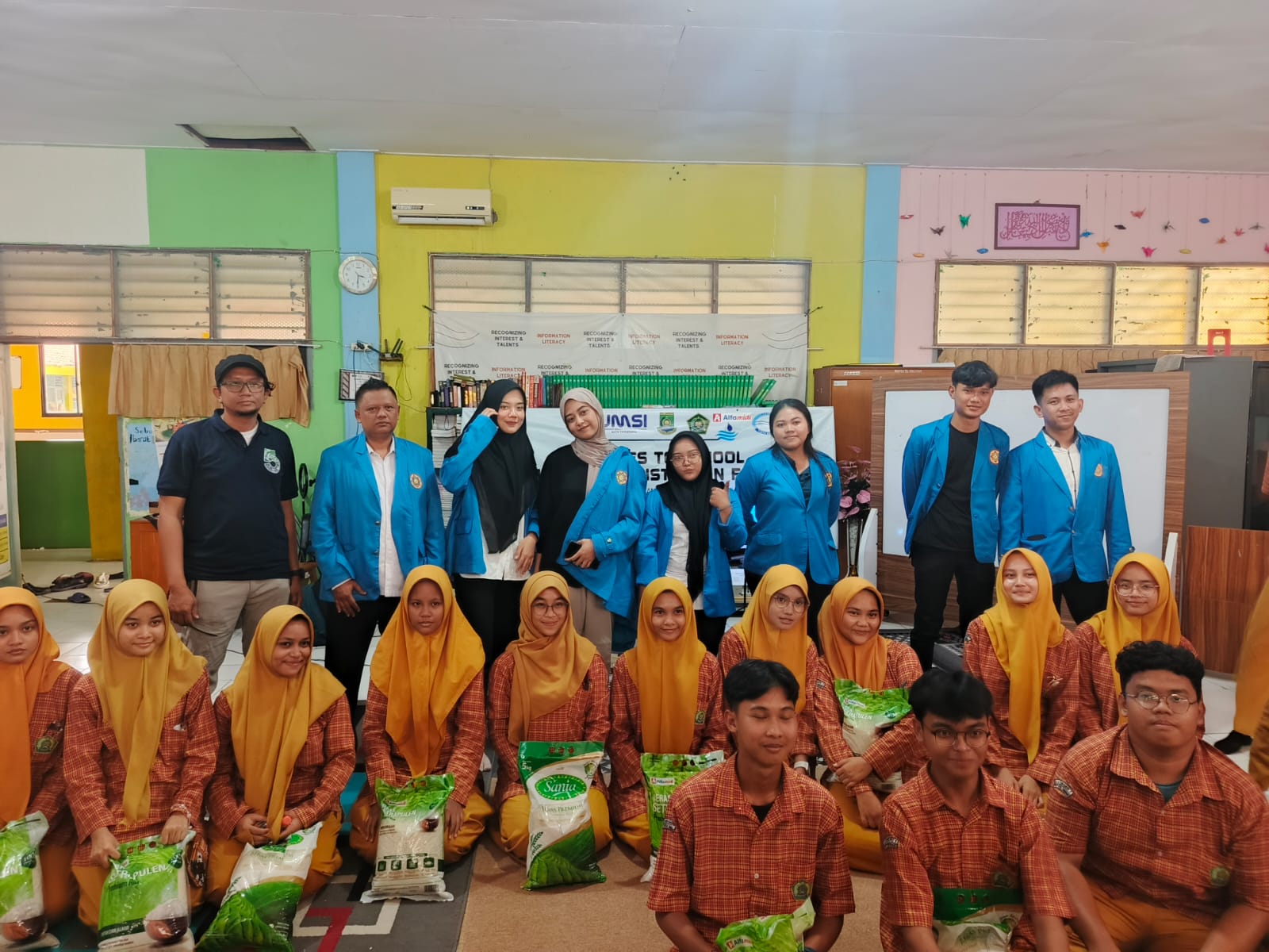 Mahasiswa Unpam bersama pelajar MAN 1 Kota Tangerang.