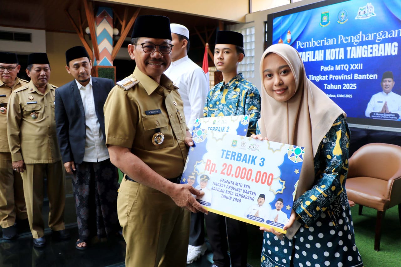 Wali Kota Sachrudin saat memberikan hadiah penghargaan ke kafilah berprestasi.