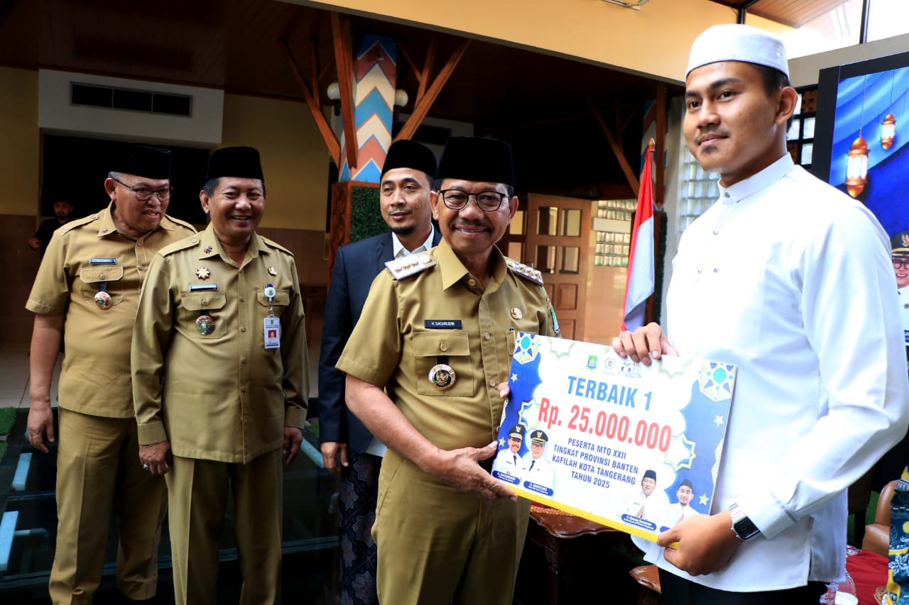 Wali Kota Sachrudin saat memberikan hadiah penghargaan ke kafilah berprestasi.