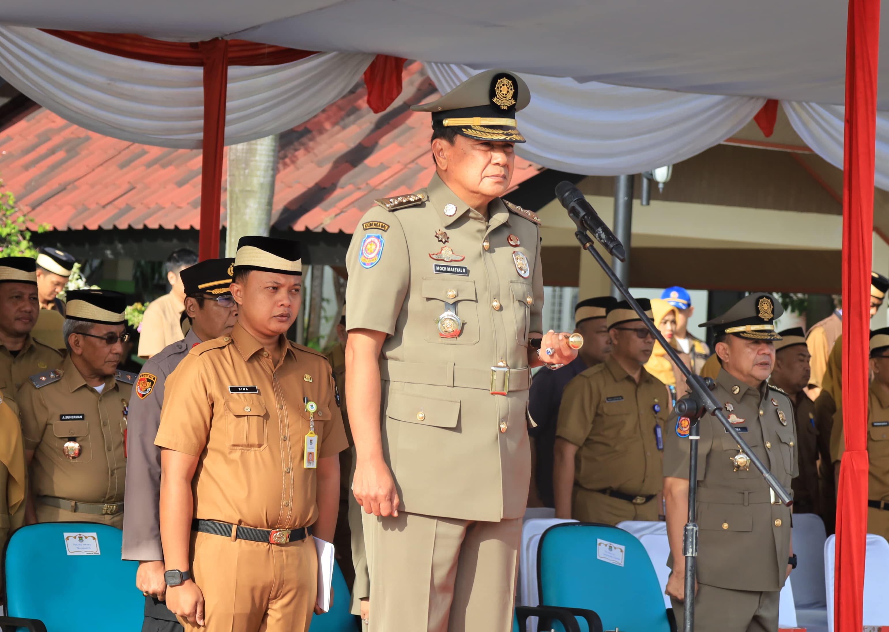 Bupati Maesyal saat memimpin Apel.