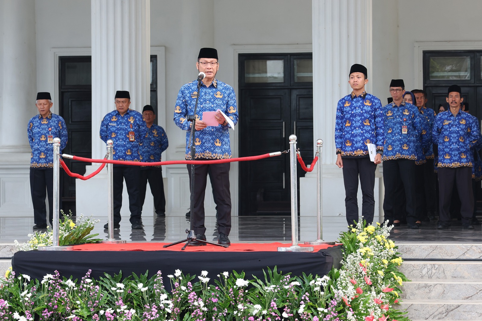 Pelaksana Harian (Plh.) Sekretaris Daerah Provinsi Banten Deden Apriandhi Hartawan saat membacakan sambutan Menteri Komunikasi dan Digital Meutya Viada Hafid.