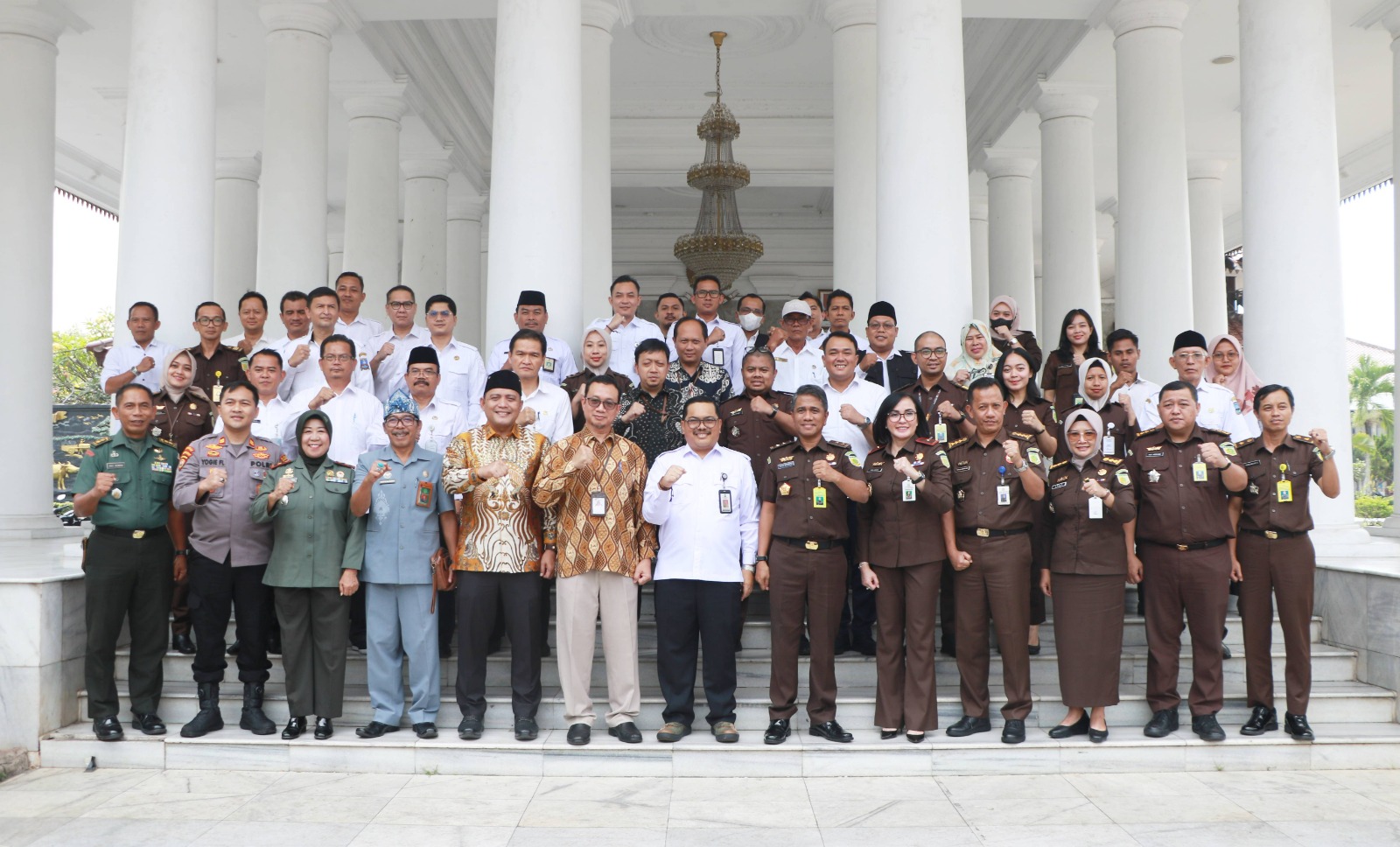 Pejabat Pemkab Serang bersama para jaksa Kejaksaan Agung RI.