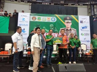 Kajati Banten Siswanto saat memberikan hadiah kepada atlet Taekwondo.