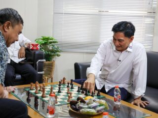Wagub Banten Dimyati saat main catur bersama Sekda Soma Atmaja.