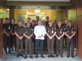 Jaksa Agung Burhanuddin bersama para jaksa di Kejaksaan Negeri Kabupaten Tangerang.