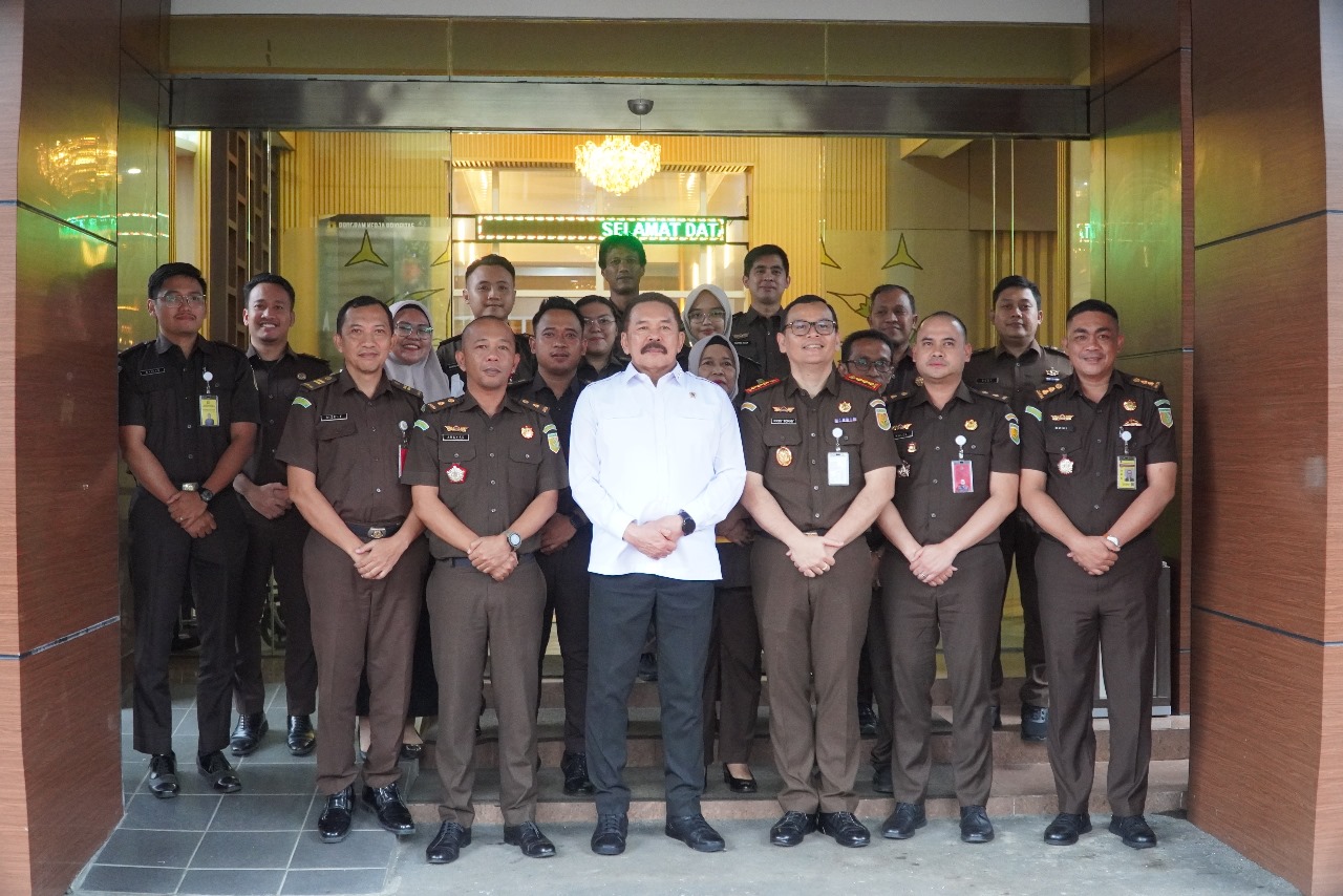 Jaksa Agung Burhanuddin bersama para jaksa di Kejaksaan Negeri Kabupaten Tangerang.