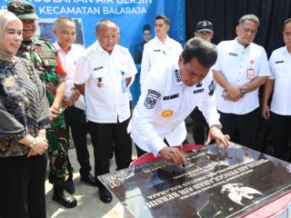 Bupati Maesyal saat meresmikan IPA di Desa Gembong Balaraja.