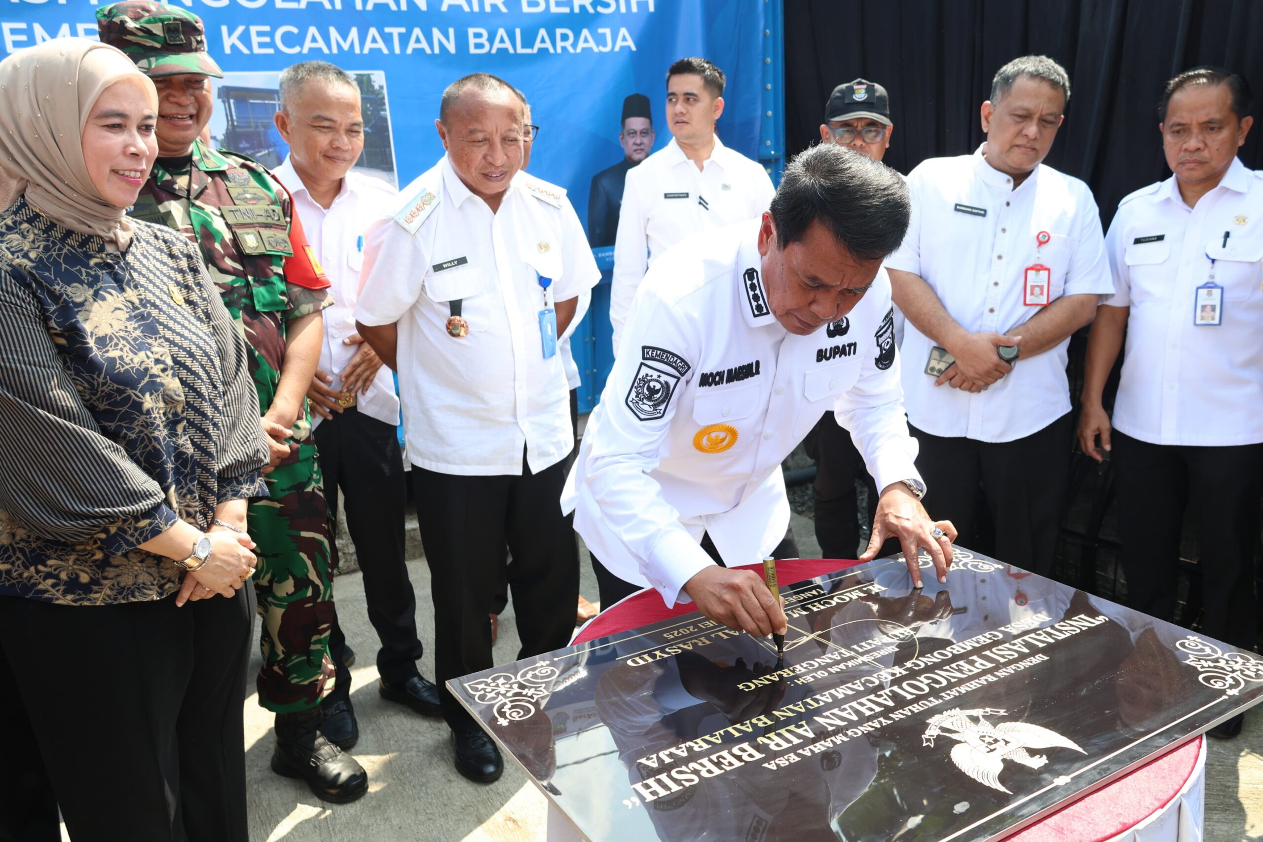 Bupati Maesyal saat meresmikan IPA di Desa Gembong Balaraja.