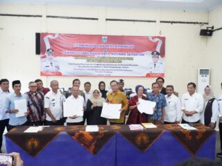 Penandatanganan Akta Notaris Serentak Pendirian Koperasi Merah Putih di Pemkab Pandeglang.