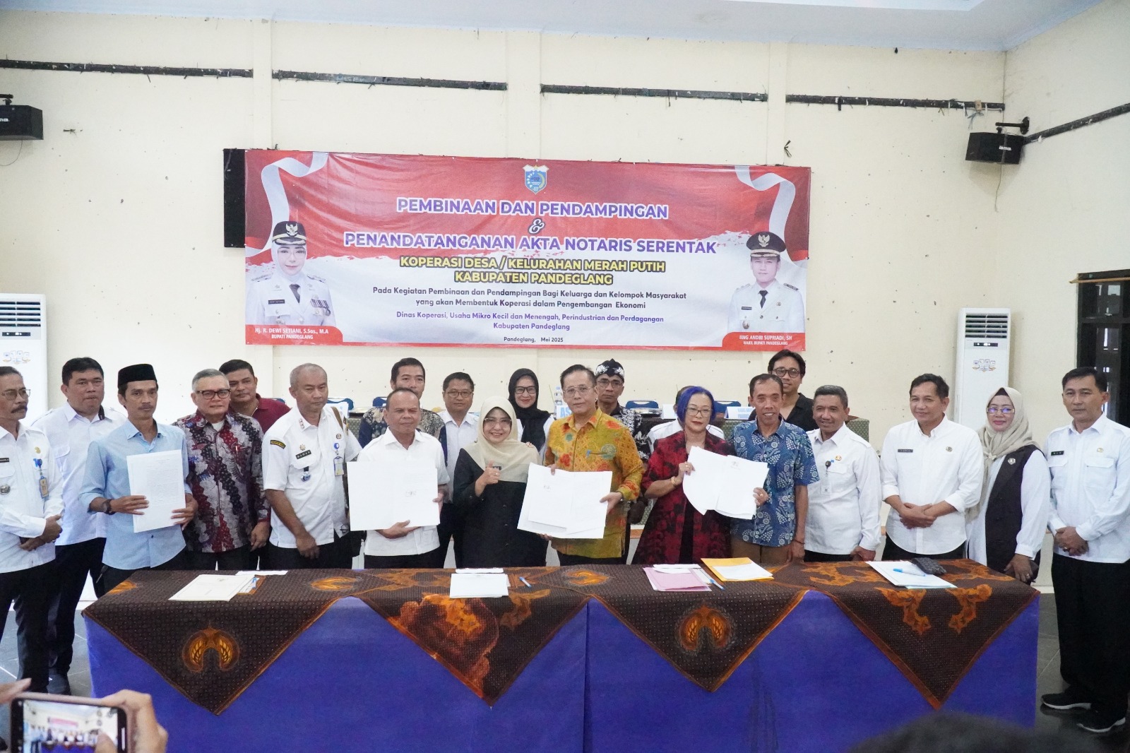 Penandatanganan Akta Notaris Serentak Pendirian Koperasi Merah Putih di Pemkab Pandeglang.