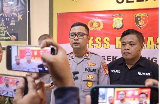 Kapolsek Pinang, Iptu Adityo Wijanarko saat menyampaikan penangkapan pelaku pengedar narkotika sabu.