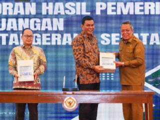 Benyamin Wali Kota Tangsel saat mendapat penghargaan WTP dari BPK RI perwakilan Banten.