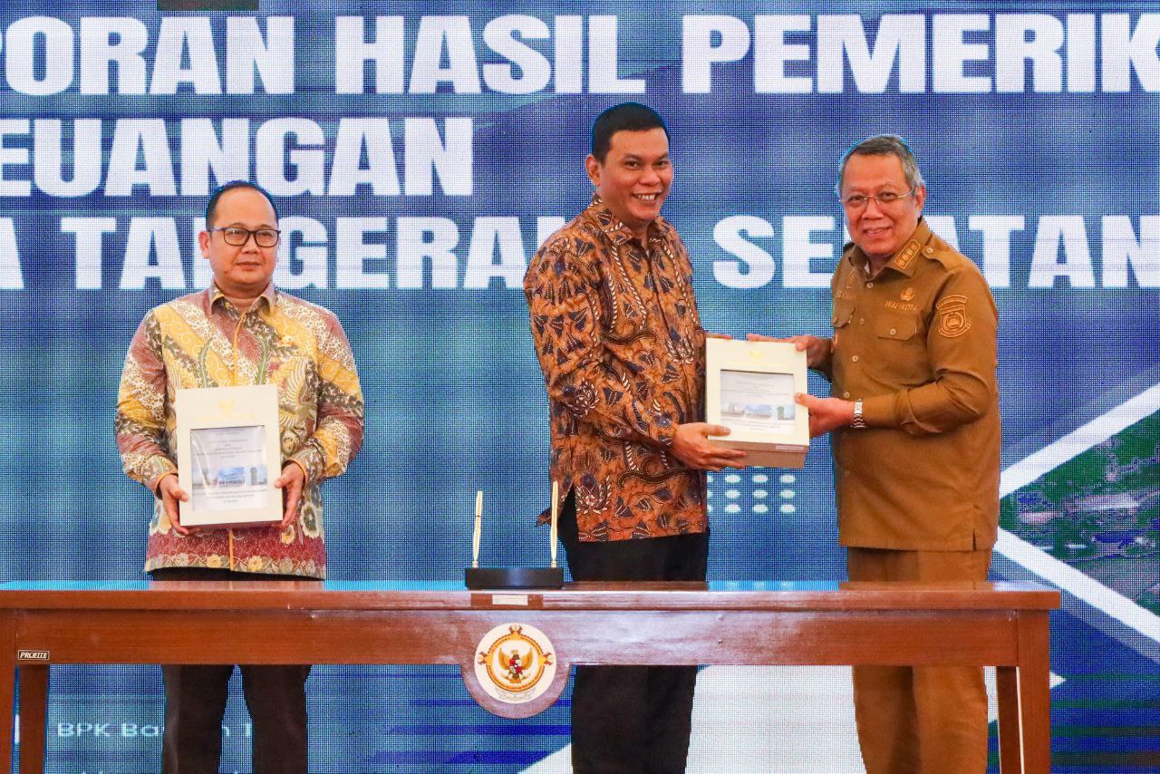 Benyamin Wali Kota Tangsel saat mendapat penghargaan WTP dari BPK RI perwakilan Banten.
