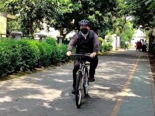 Abraham Garuda Laksono bersepeda ke SMKN 7 Tangerang untuk sosialisasi SPMB 2025 dan dorong generasi muda peduli lingkungan.