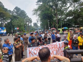 Serikat Mahasiswa Muslimin Indonesia (SEMMI) Kota Tangerang saat aksi menyampaikan aspirasinya di Pemkot Tangerang.