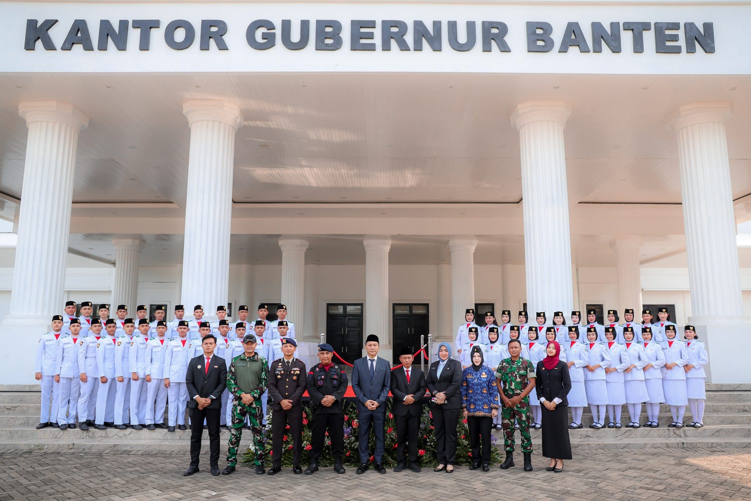 Pelaksana Harian (Plh) Sekretaris Daerah Provinsi Banten Deden Apriandhi H bersama jajarannya dan Paskibraka.