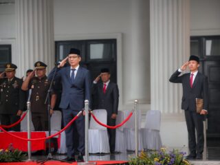 Pelaksana Harian (Plh) Sekretaris Daerah Provinsi Banten Deden Apriandhi H saat memimpin upacara peringatan Hari Lahir Pancasila.