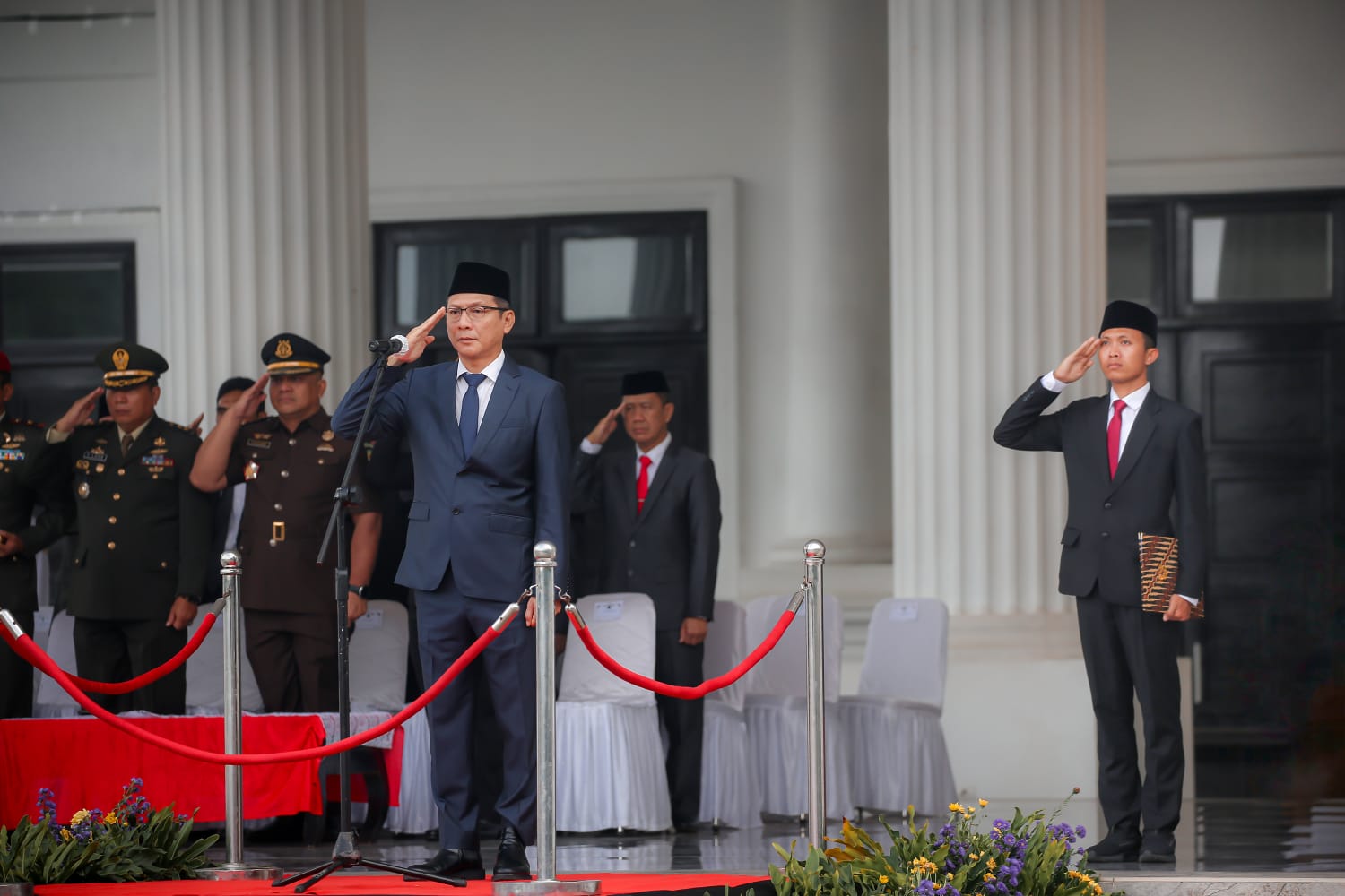 Pelaksana Harian (Plh) Sekretaris Daerah Provinsi Banten Deden Apriandhi H saat memimpin upacara peringatan Hari Lahir Pancasila.