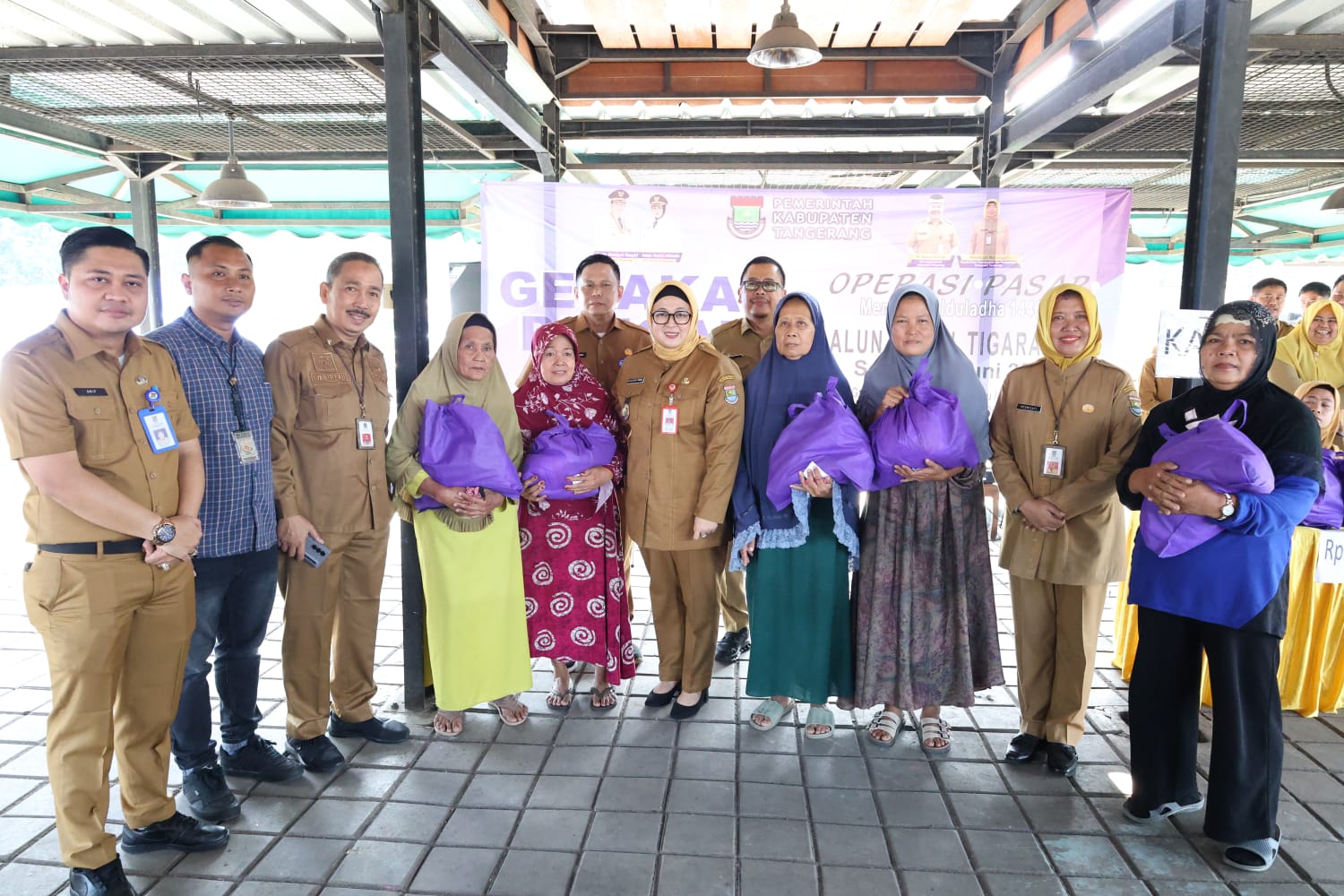 Wabup Intan saat bersama masyarakat yang mengikuti program bazar sembako murah.