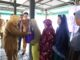 Wabup Intan saat melayani masyarakat langsung.