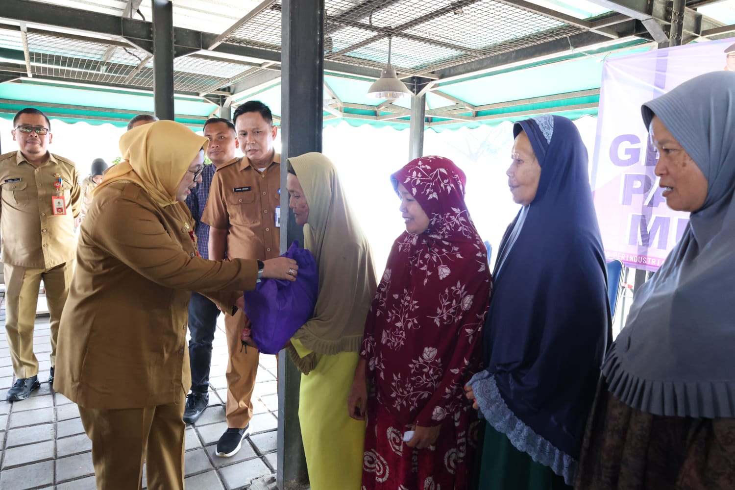 Wabup Intan saat melayani masyarakat langsung.