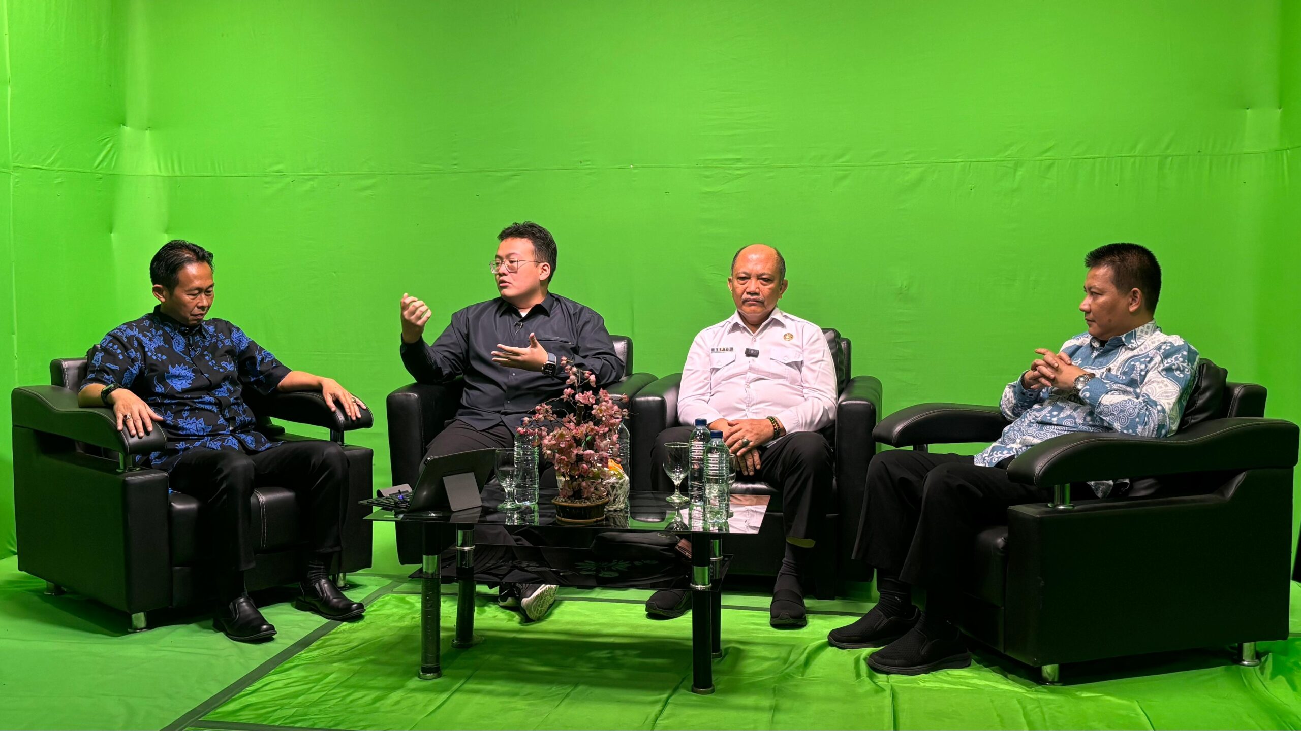 Abraham Garuda Laksono bersama narasumber lainnya.