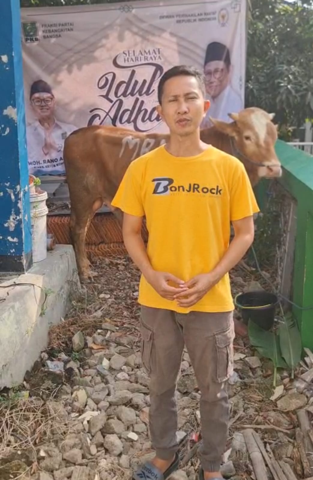 Masyarakat yang mendapatkan hewan kurban dari Rano Alfath.